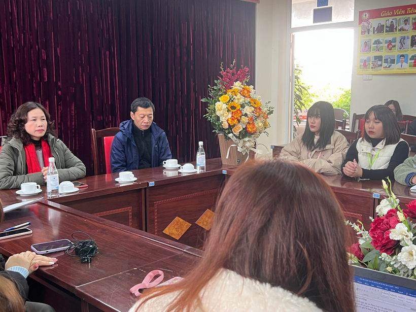 A group of people sitting at a table

Description automatically generated with medium confidence