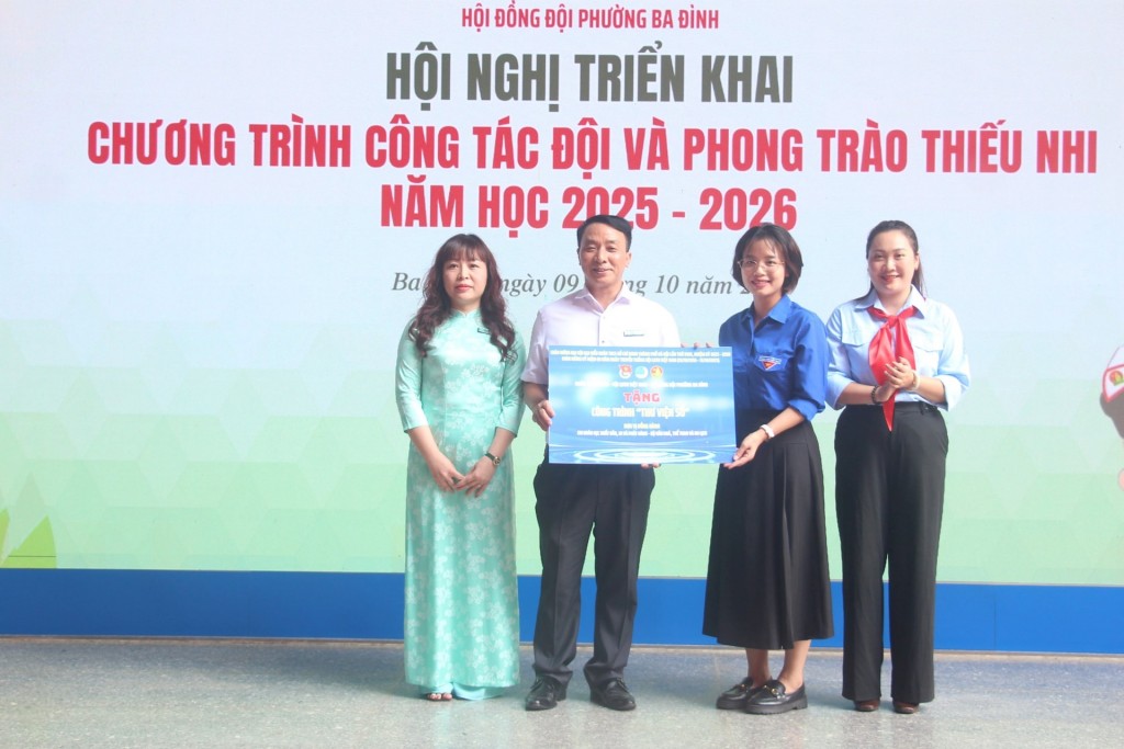Trao tặng công trình “Thư viện số” cho Trường THCS Mạc Đĩnh Ch
