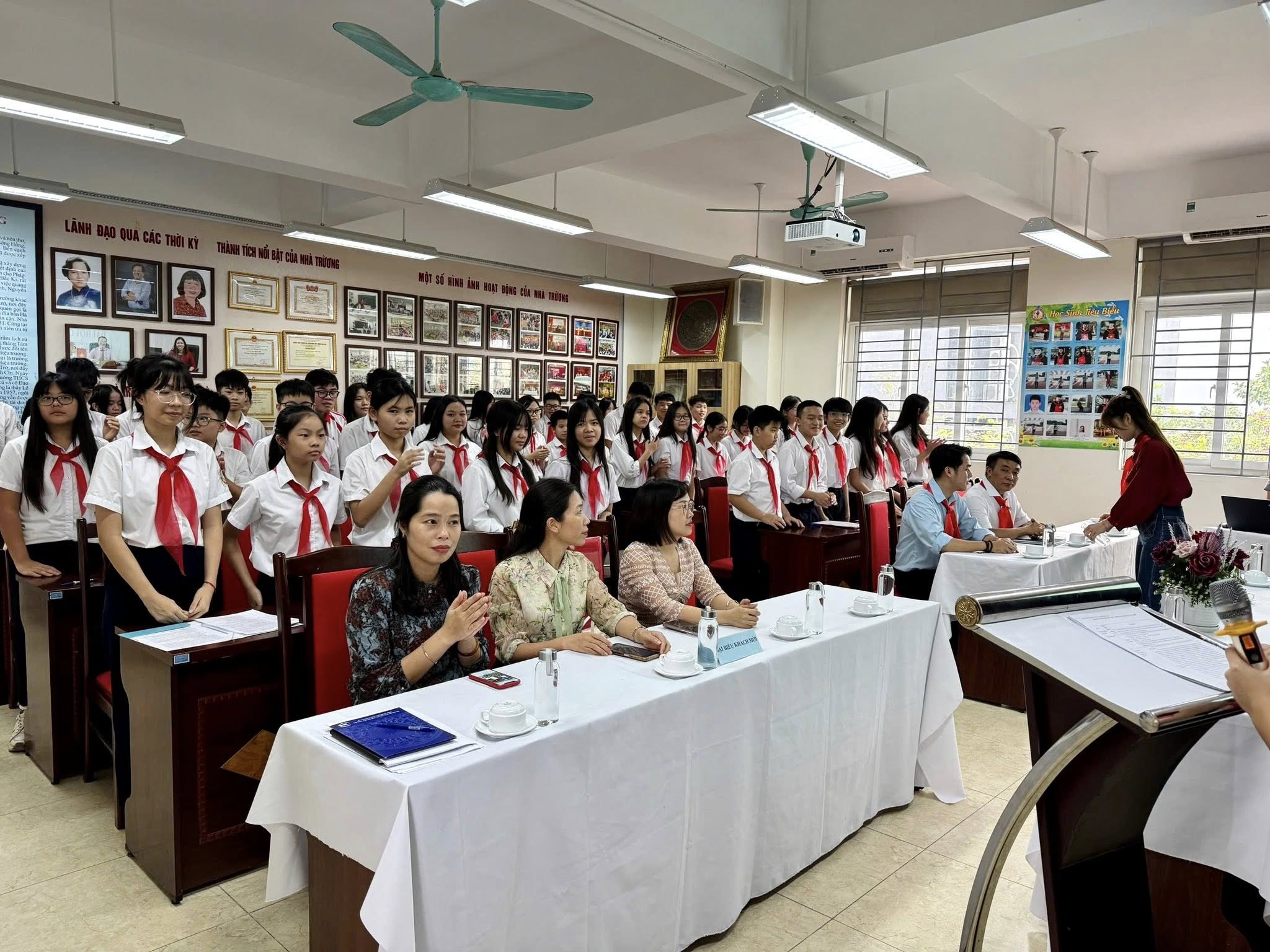 Puede ser una imagen de una o varias personas, personas estudiando y texto