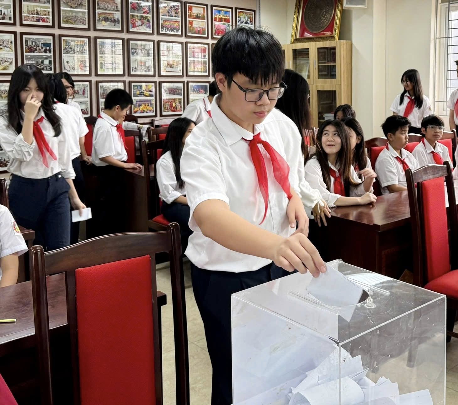 Puede ser una imagen de estudiar