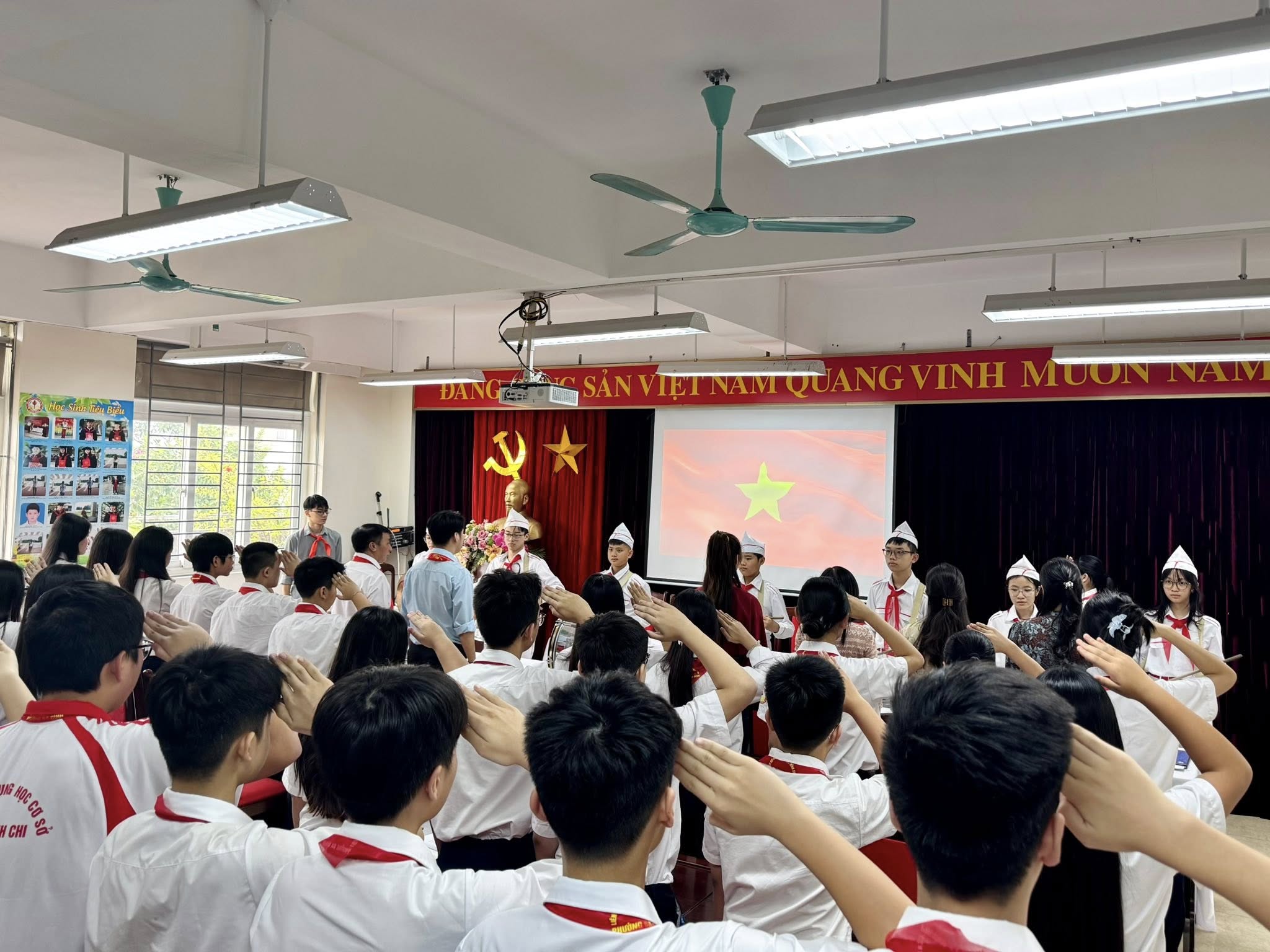 Puede ser una imagen de una o varias personas y texto