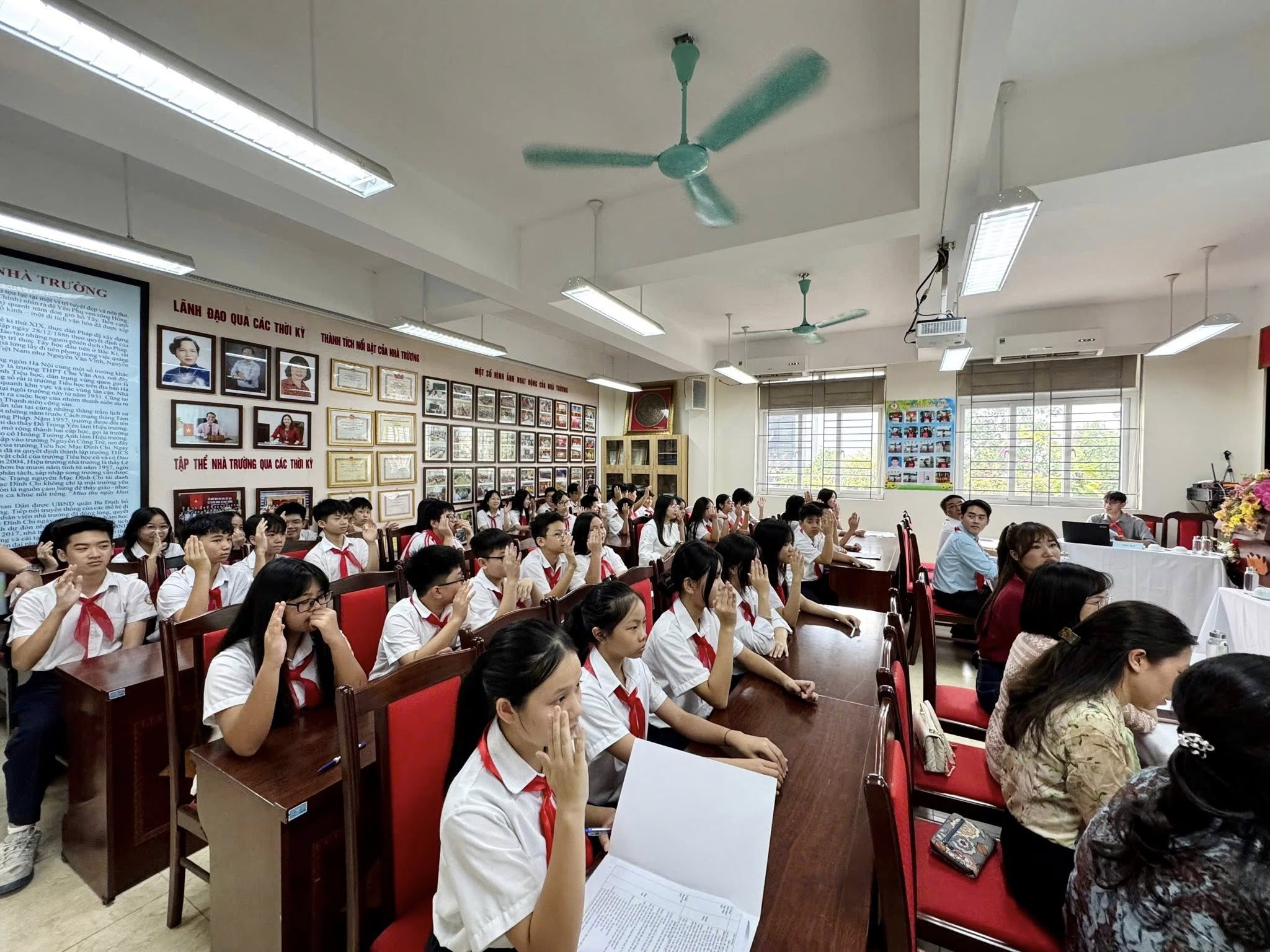 Puede ser una imagen de una o varias personas, personas estudiando y texto