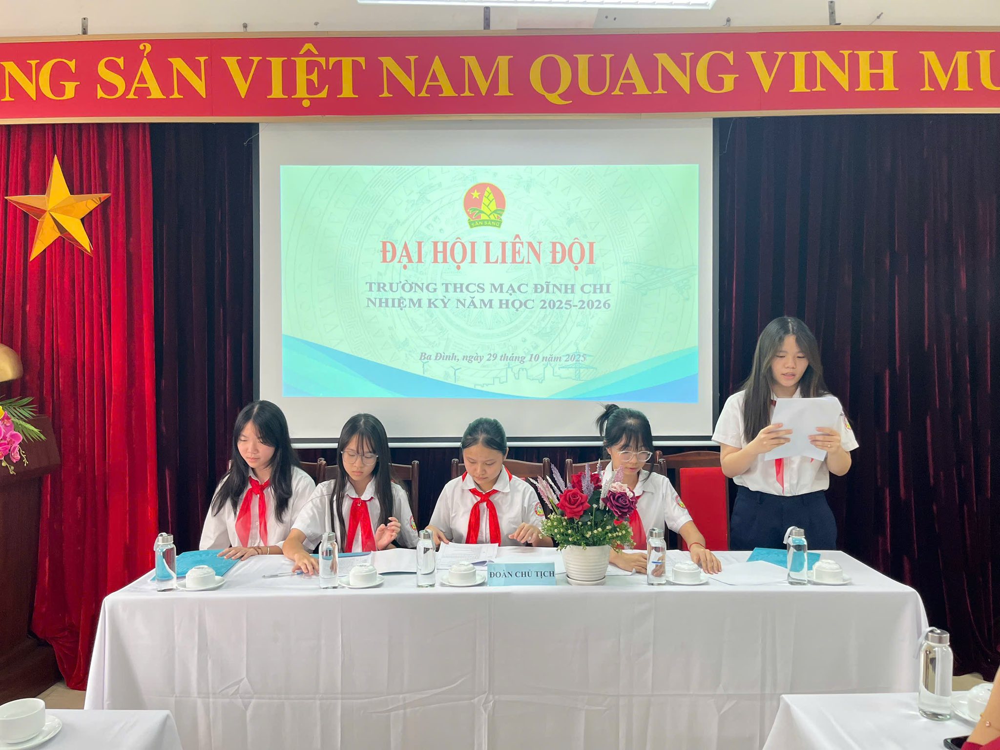 Puede ser una imagen de texto que dice "NG SẢN VIỆT NAM QUANG VINH Μι DẠIHOILIÊNĐOI LIÊN ĐỌI ĐẠI ILIÊNĐỘI TRƯỜNG THCS MAC ĐĨNH TRƯỜNGTHCSMĄCDINHCH CHI NHIỆM NHIỆMKY.NAMHỌC2025-2026 KY NĂM Hoc 2025-2026 Ba Đink, हणो ស៉ន់ក្ម 10mlm20257 DOANCHUTICH HU"