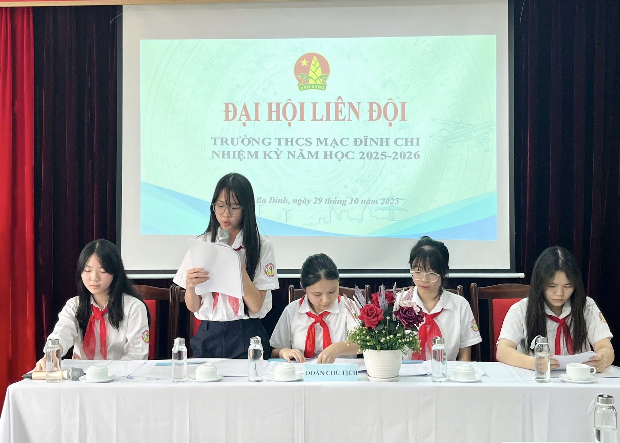 Puede ser una imagen de una o varias personas y texto que dice "ANBANG ĐẠI ĐẠIHỘILIÊNĐỘI HỘILI LIÊN ĐỘI TRƯỜNG THCS MẠC ĐĨNH CHI NHIỆM KY NĂM Hoc 2025-2026 Ba Đình, ngày 29 tháng 10 năm 2025 DOÁNCHÚ DONCHUTICH DOÀN CHU ncи4"