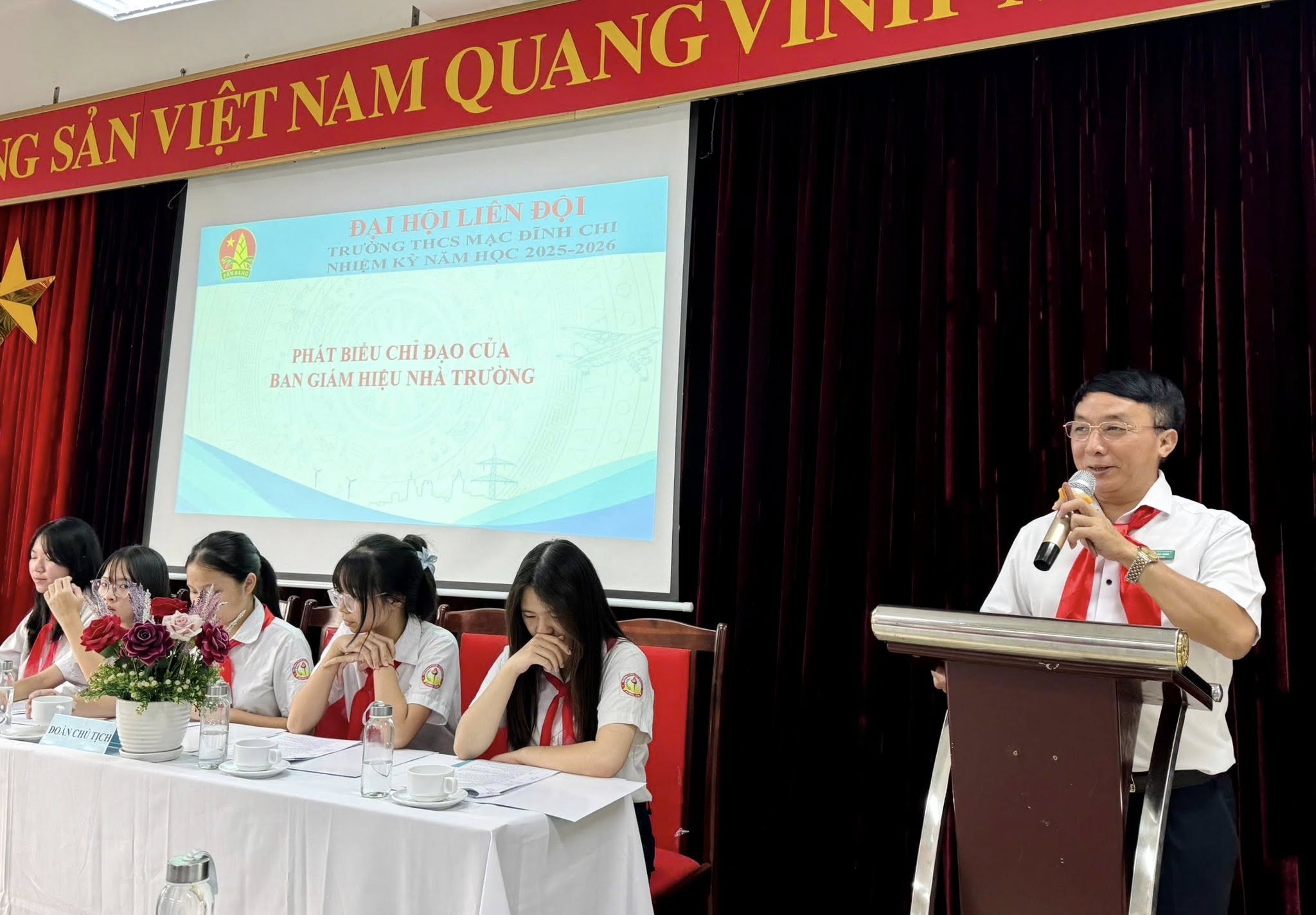 Puede ser una imagen de una o varias personas y texto