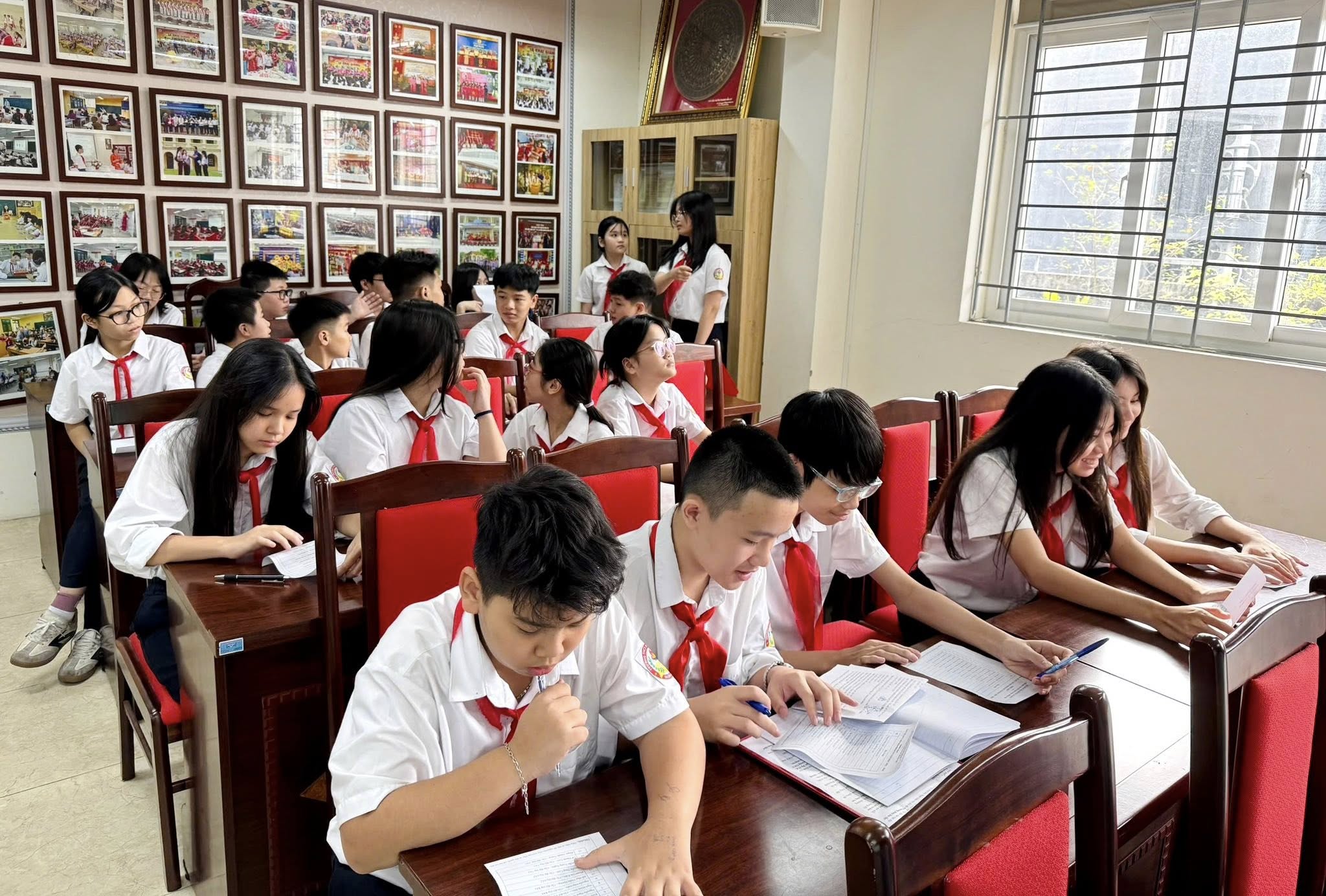 Puede ser una imagen de una o varias personas y personas estudiando