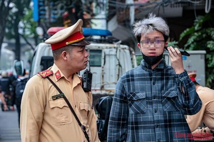 Nam sinh lớp 11 trường Phổ thông cao đẳng FPT tên V.V.Đ. bị lực lượng CSGT phát hiện lỗi vi phạm điều khiển xe máy điện nhưng không đội mũ bảo hiểm. Với dáng vẻ ngây ngô, mặc dù sinh tháng 10/2009 nhưng nam sinh này cho rằng mình đã đủ tuổi điều khiển xe máy điện còn việc không đội mũ bảo hiểm là do hôm nay bị ngứa đầu nên bỏ ra.