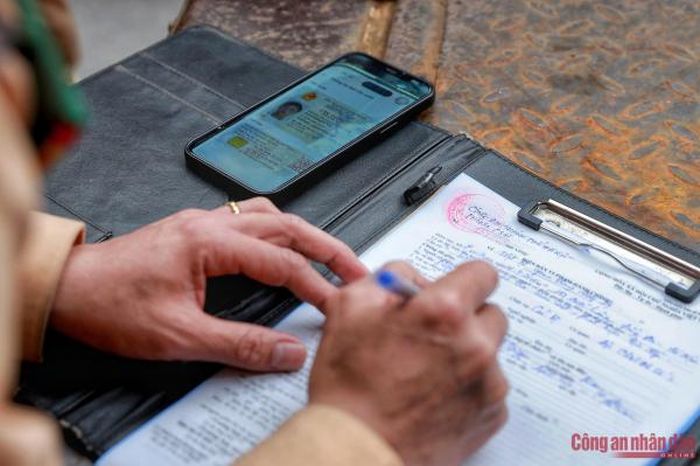 Lực lượng CSGT đã lập biên bản xử phạt hành chính đối với các em học sinh vi phạm đồng thời gửi thông báo đến nhà trường và mời phụ huynh lên làm việc để xác minh, xử phạt người giao xe cho học sinh đi học.