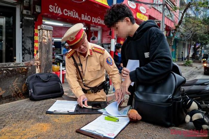 Theo số liệu của Phòng CSGT Công an TP Hà Nội, trong quý I năm 2025, thông qua công tác tuần tra kiểm soát đã phát hiện xử lý 2.289 trường hợp học sinh vi phạm TTATGT, trong đó 1.964 trường hợp vi phạm quy định về đội mũ bảo hiểm, 470 trường hợp không đủ điều kiện điều khiển, xử lý 173 chủ xe giao xe cho người chưa đủ điều kiện điều khiển.