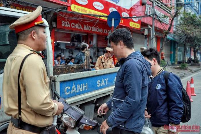 Một trường hợp phụ huynh đèo con nhỏ không đội mũ bảo hiểm được cán bộ CSGT tuyên truyền nhắc nhở về việc không vi phạm để làm gương và cũng là giữ an toàn cho chính mình.