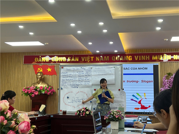 A group of people in a room

AI-generated content may be incorrect.