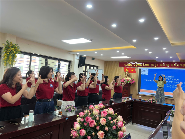 A group of people standing in a room

AI-generated content may be incorrect.