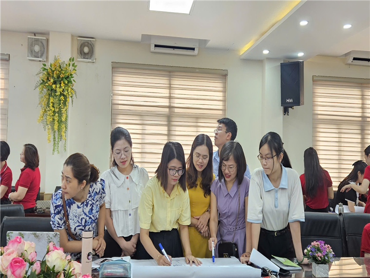 A group of people standing around a table

AI-generated content may be incorrect.