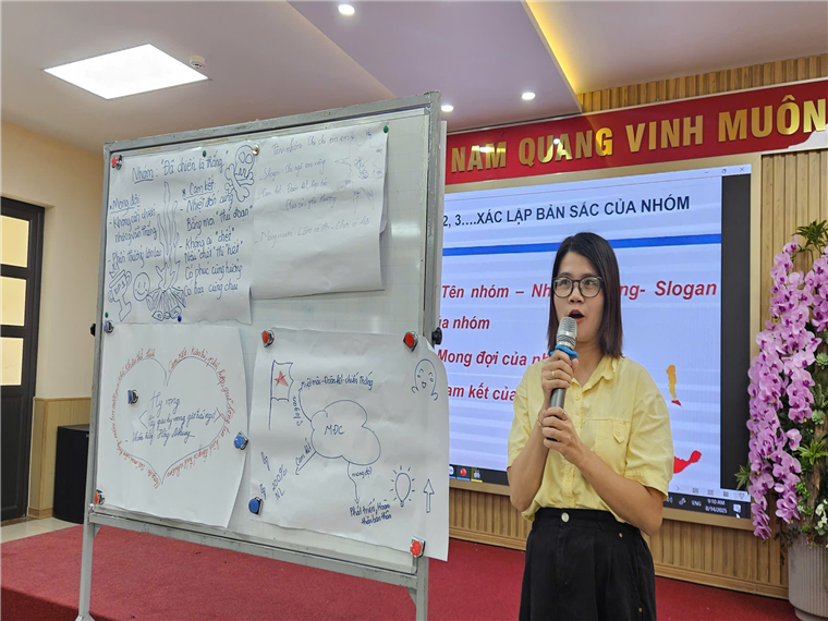 A person speaking into a microphone

AI-generated content may be incorrect.