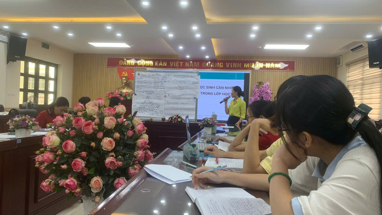 A group of people sitting at a table

AI-generated content may be incorrect.