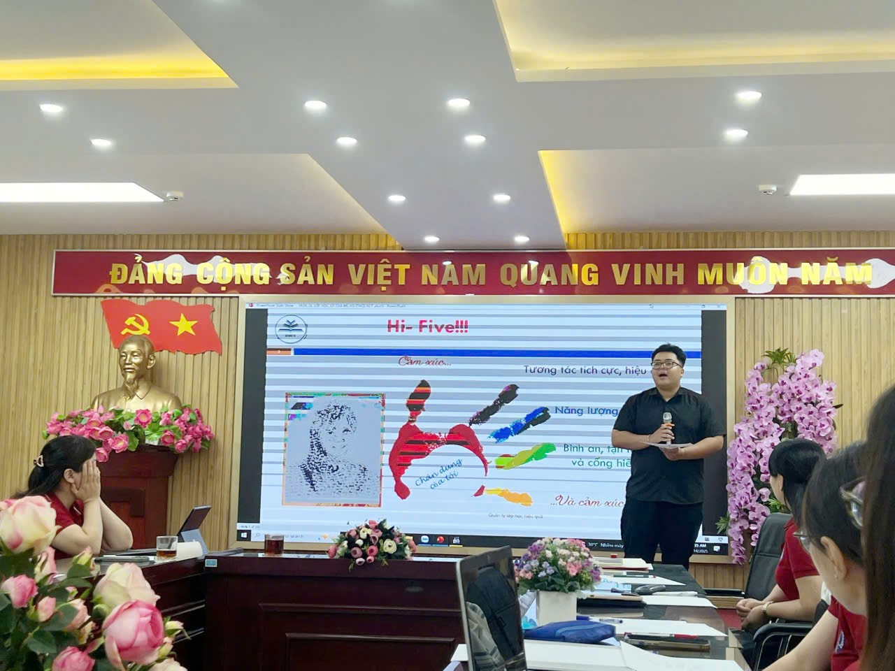 A group of people in a room

AI-generated content may be incorrect.