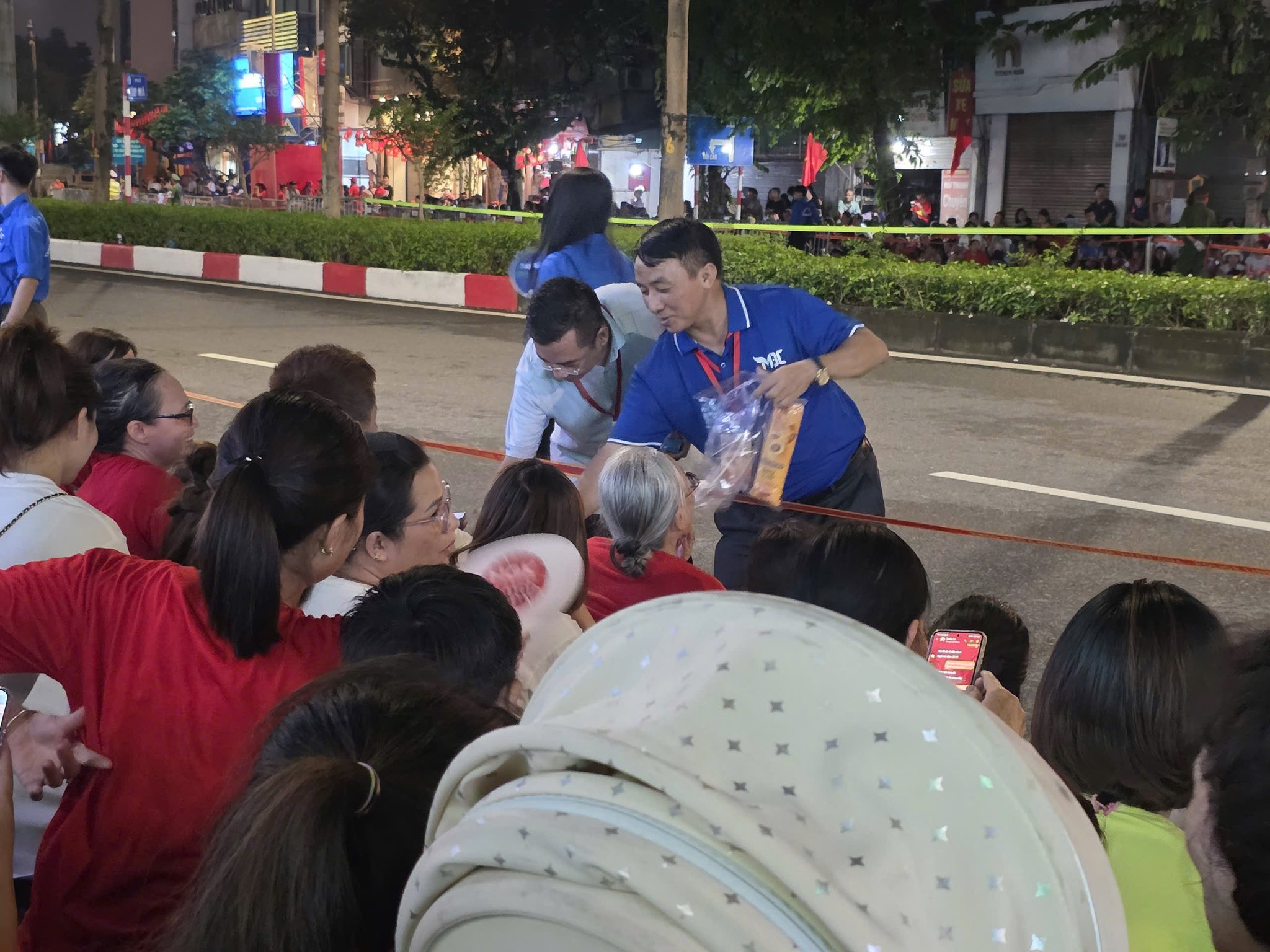 Puede ser una imagen de 9 personas, multitud y texto que dice "MC"