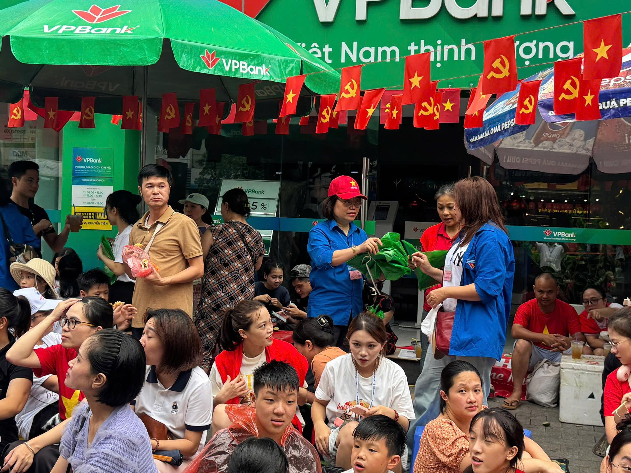 Puede ser una imagen de 8 personas, multitud y texto