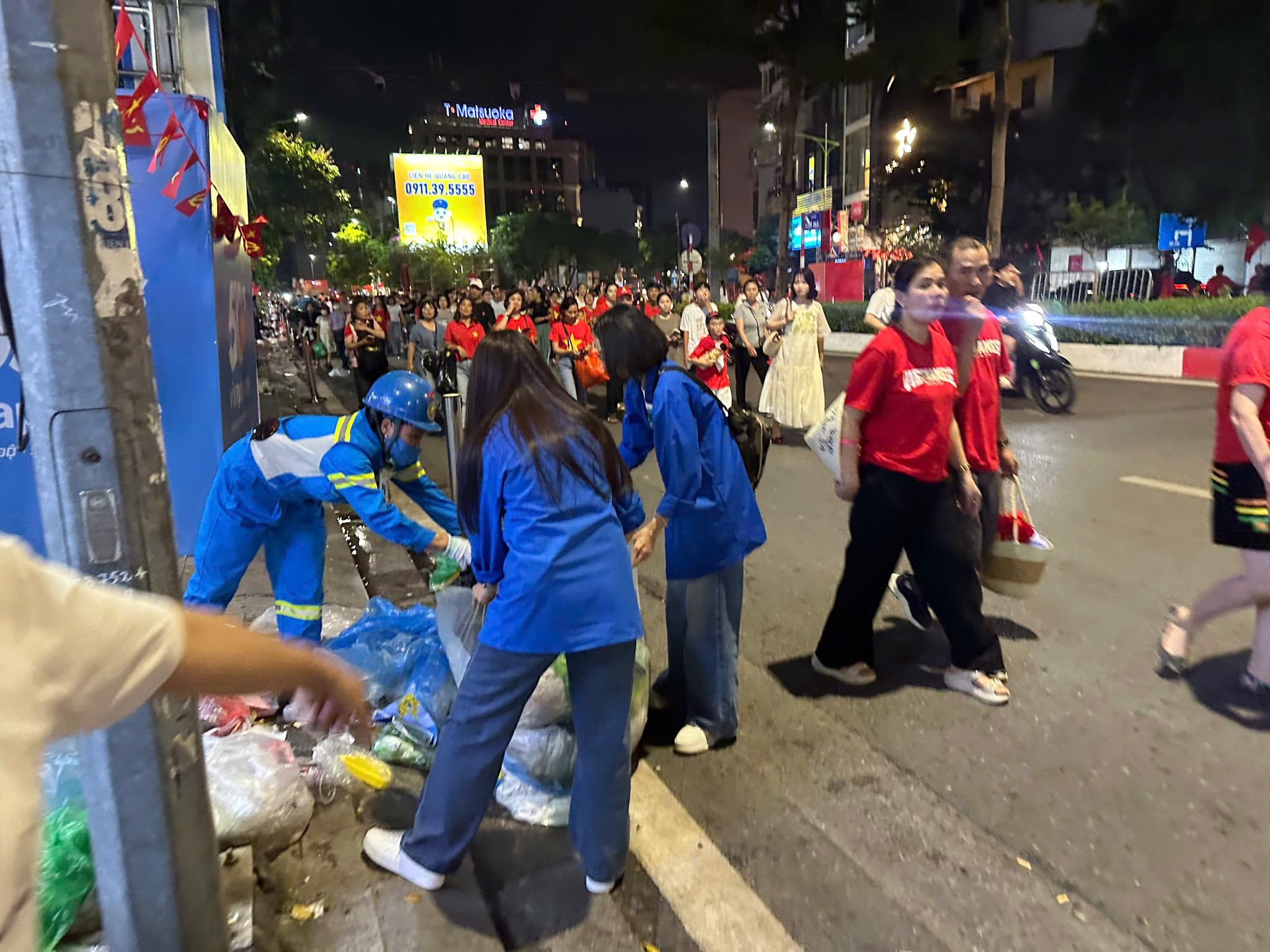 Puede ser una imagen de ‎5 personas, multitud, calle y ‎texto que dice "‎老ル T-Maluoka T-Matsueka LL 0911.39 0911.39.5555 مو 0‎"‎‎