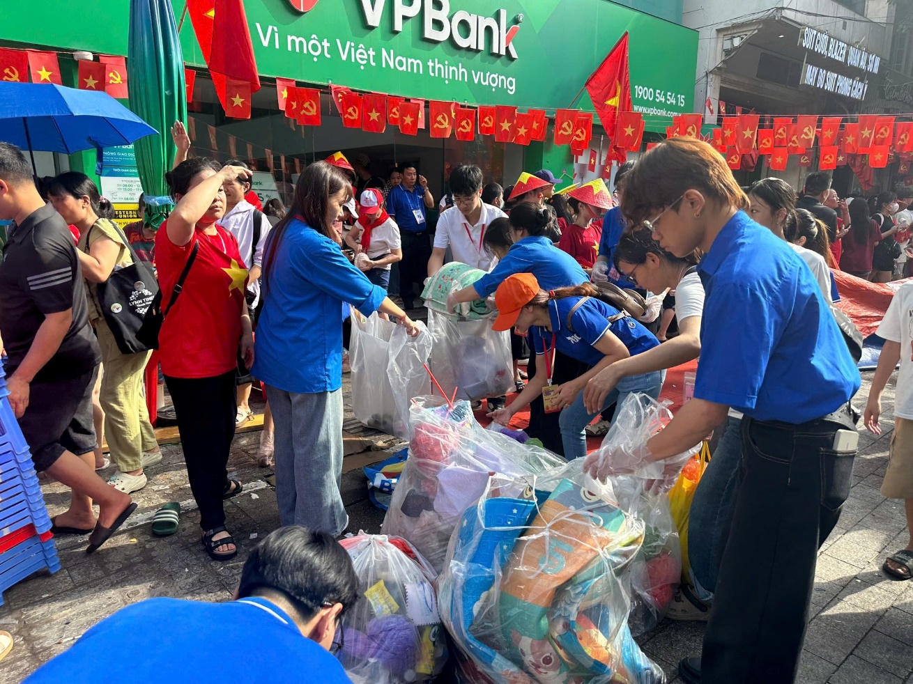 Puede ser una imagen de 9 personas y texto