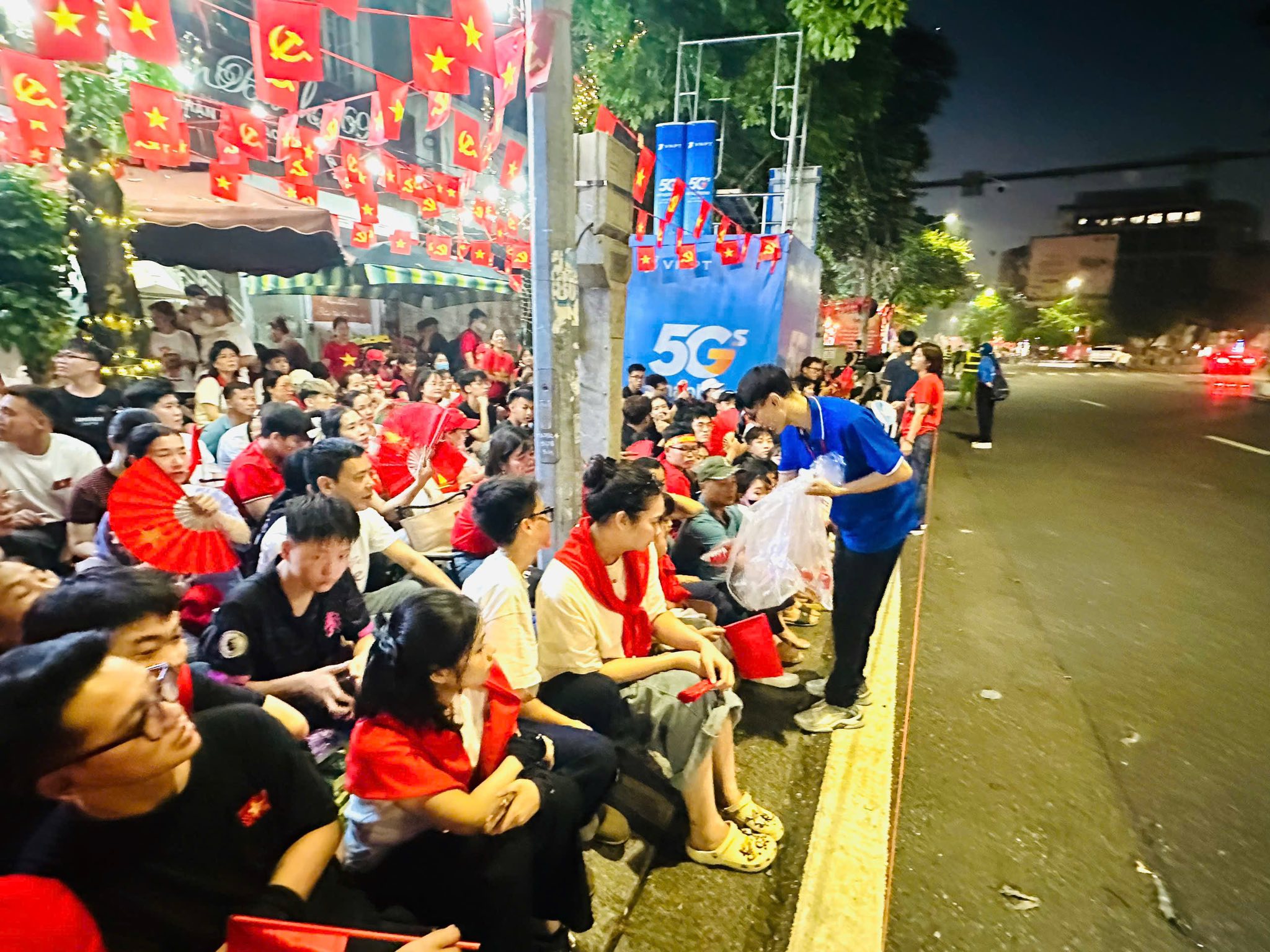 Puede ser una imagen de 1 persona, multitud y texto