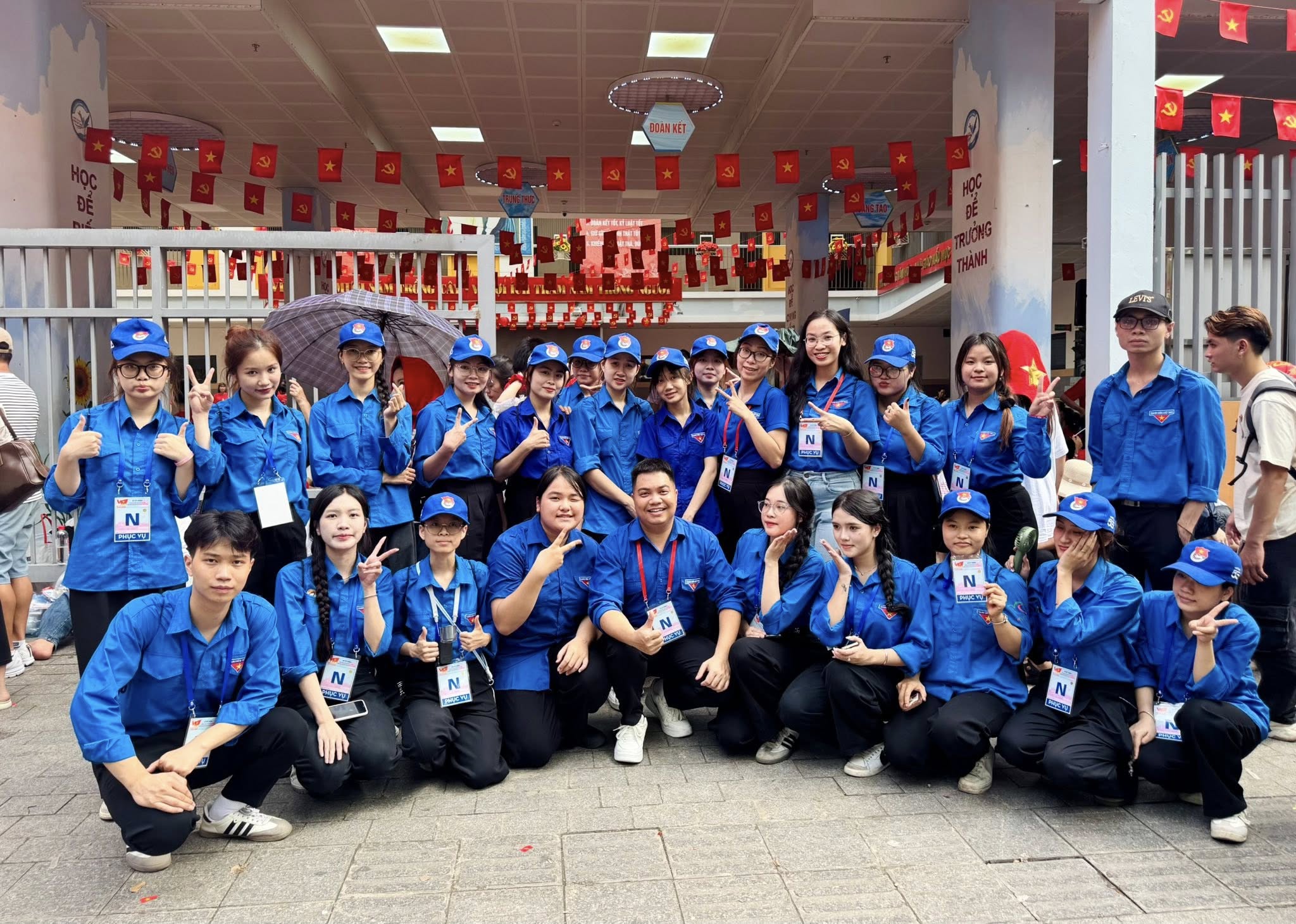 Puede ser una imagen de 5 personas y texto